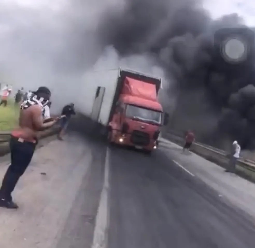 Organizada do Atletico MG Fura bloqueio Reproducao
